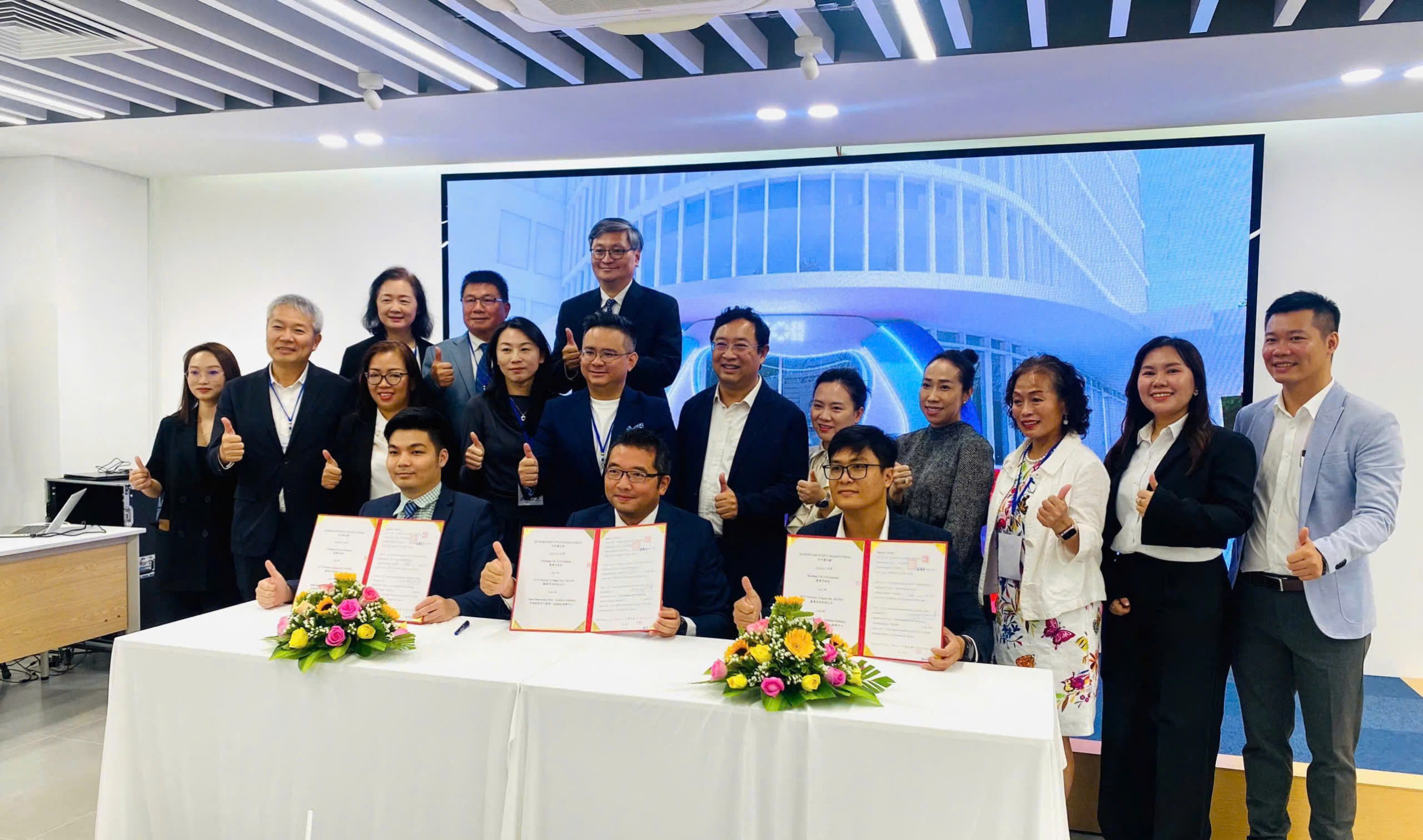 Representatives of SAIGONTELl, FCC Partners and Co Long City Government awarded the MOU