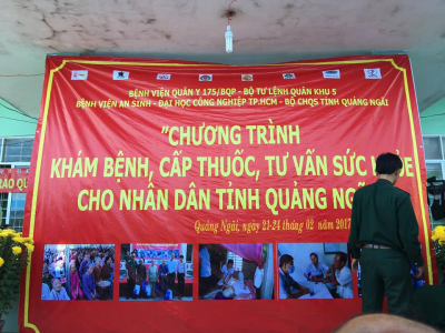 Medical examination and gift-giving to people in Mo Duc district - Quang Ngai province