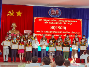 THE CHAIRMAN OF CAN GIUOC DISTRICT PEOPLE’S COMMITTEE GIVE A AWARD TO SAIGONTEL, PRAISING THE CONTRIBUTION IN CONFIDENTIAL CONFIDENCE OF COVID-19
