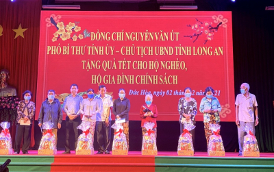 SAIGONTEL GIVES OVER 300 MILLION FOR TET GIFTS AT DUC HOA DISTRICT PEOPLE&#039;S COMMITTEE
